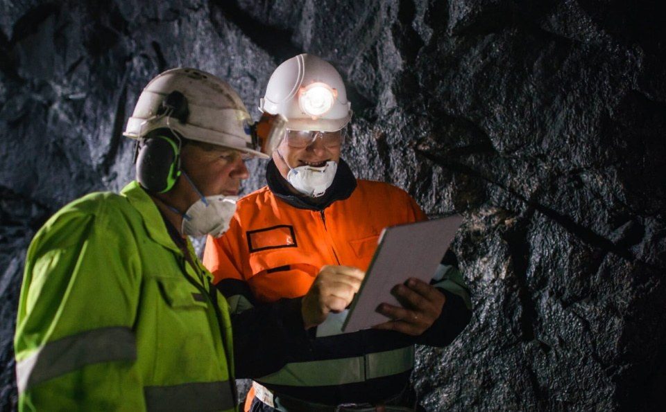 Normetin työntekijöitä kaivoskuilussa käyttämässä Pinjan PES ratkaisua mobiilissa
