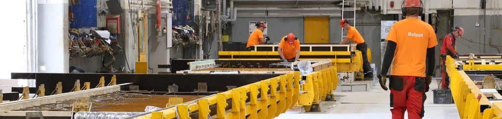Betsets anställda tillverkar betongelement på fabriken