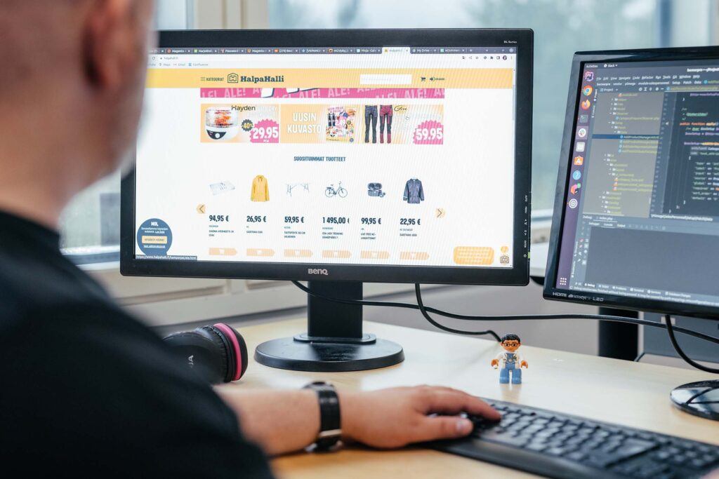 Pinjan koodari ohjelmoimassa HalpaHallin verkkokauppaa